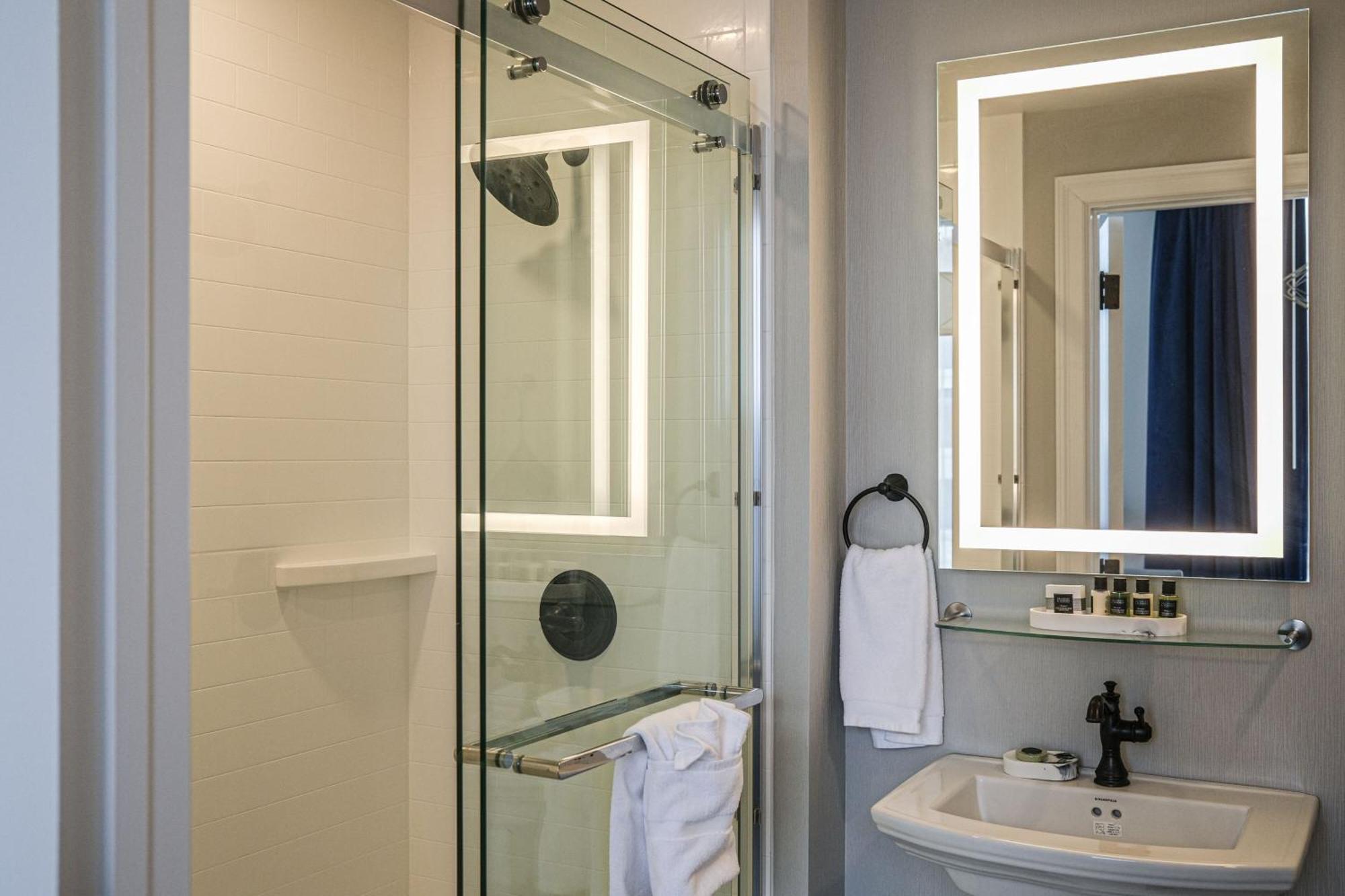 Blu-Tique, Akron, A Tribute Portfolio Hotel Bagian luar foto